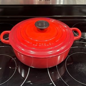 Le Creuset Signature Enameled Cast Iron Round Oven